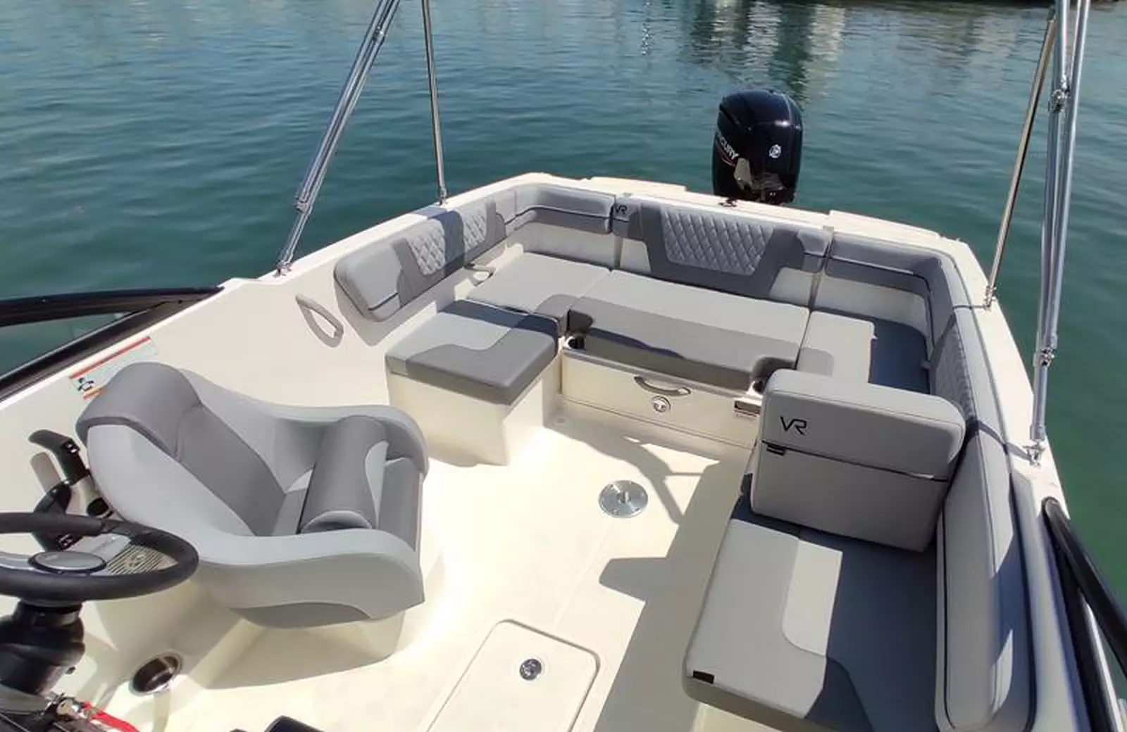 Speedboat with licence / Q600 Atlas (7p)