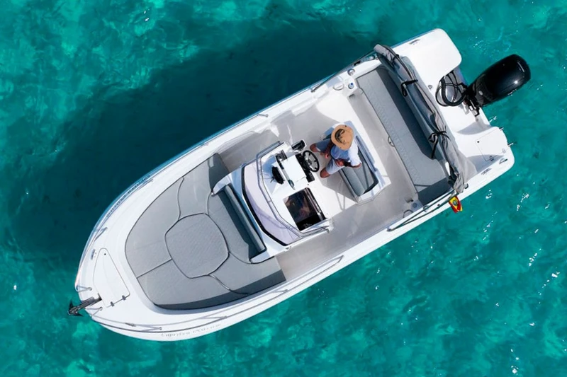 Speedboat with licence / Q670 Atlas (10p)