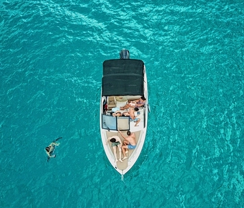 Speedboat with licence / F675 Cruiser (8p)