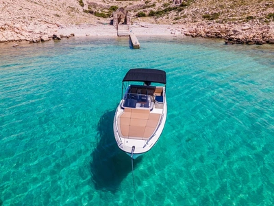 Speedboat with licence / F755 Sundeck (8p)