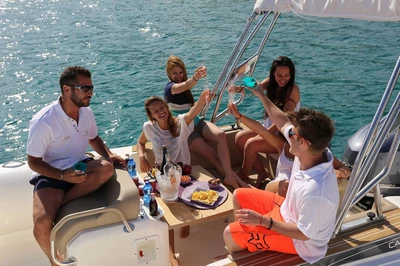 Boat with skipper / S775 Smile-6 (10p)